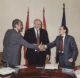 Foto de la firma del acuerdo:Pedro Schwartz,Javier Uceda y Ramn Cabezas